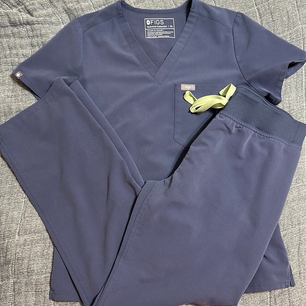 Figs space navy set , XS top and small petite bottoms